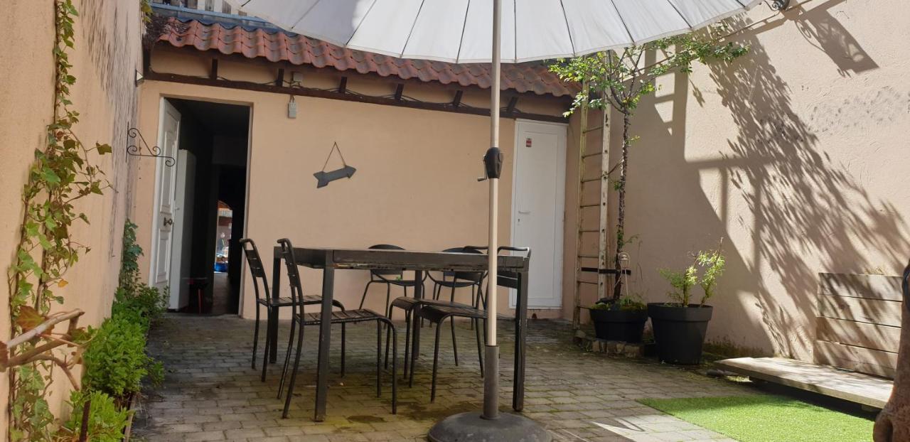 Le Patio Belle Maison En Plein Centre Ville, Avec Grande Terrasse Au Calme Bastogne Esterno foto